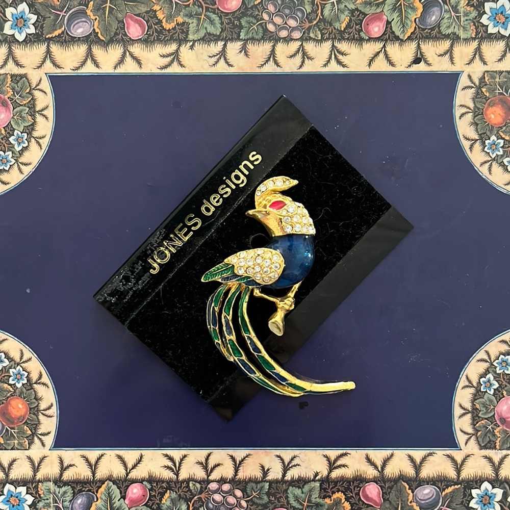 JONES NEW YORK designs vintage bird on branch brooch NWT Blue green crystal red